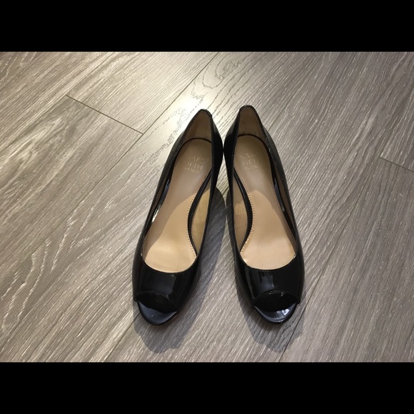 Saks Fifth Avenue Women’s open toe shoes black - Picture 3 of 3